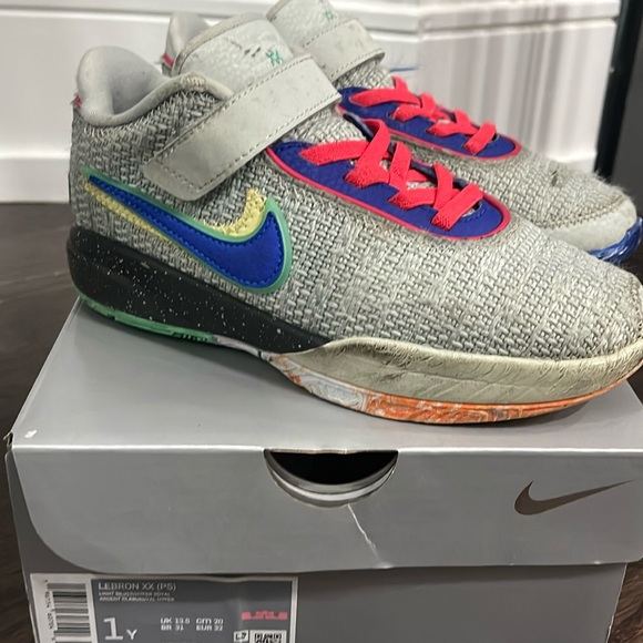 Nike Boys Lebron James Basketball sneakers - Picture 1 of 3